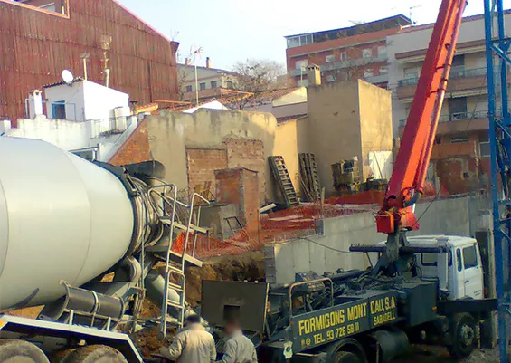 camion-grua-hormigonado-en-obra-sorres-i-graves